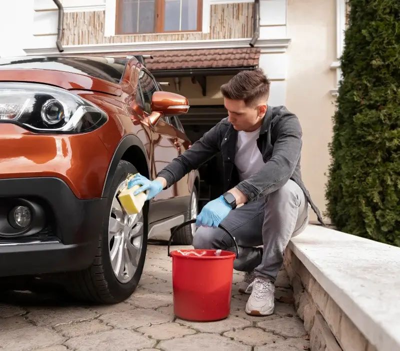 Lavage auto à domicile Saint-Paul-en-Born : professionnel intervenant sur un véhicule